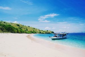 Pantai Pulau Rinca, sumber ig embunpagitours