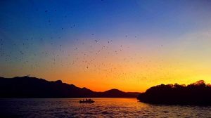 Matahari terbenam di pulau Kalong, sumber ig @robbypurba