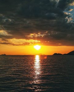 Sunset di Labuan Bajo, sumber ig throughekalens
