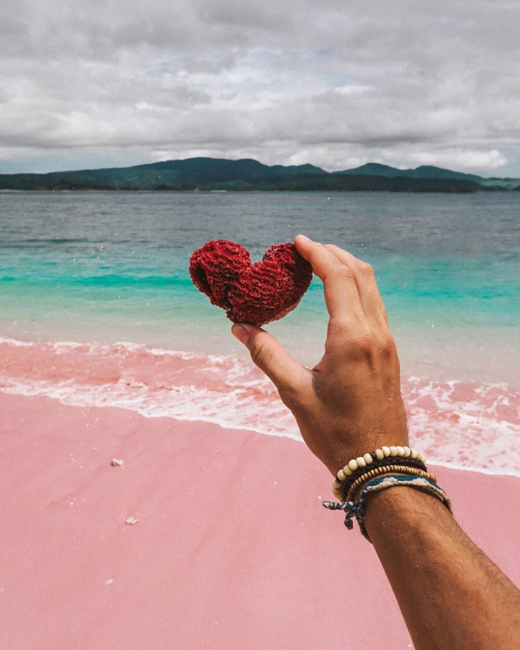 Pantai Pink Labuan Bajo, sumber ig livingforsun