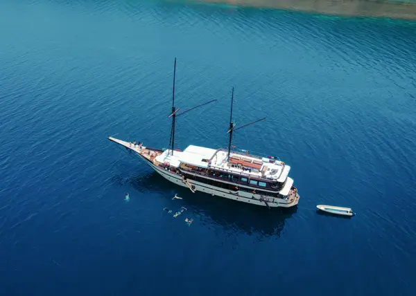 Kapal Alfathran 3 rute Labuan Bajo ke Lombok