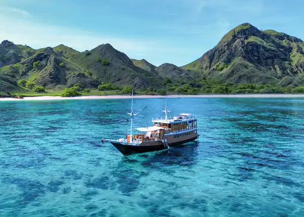 Kapal pinisi open trip 2 hari 1 malam Labuan Bajo