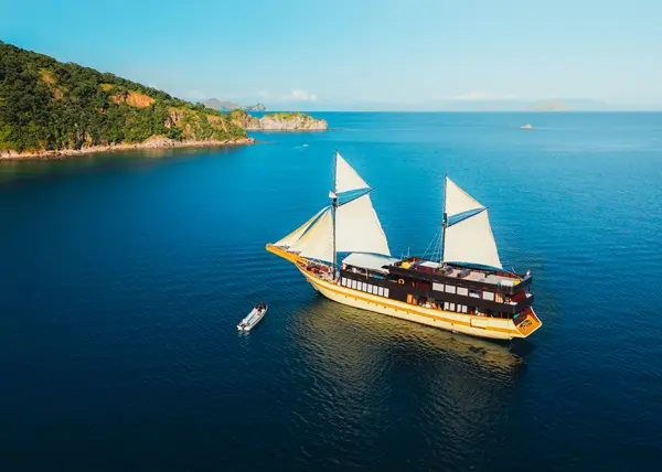 Kapal pinisi open trip 3 hari 2 malam Labuan Bajo