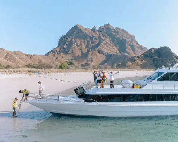 Suasana perjalanan wisata bersama Labuan Bajo Tour di Labuan Bajo
